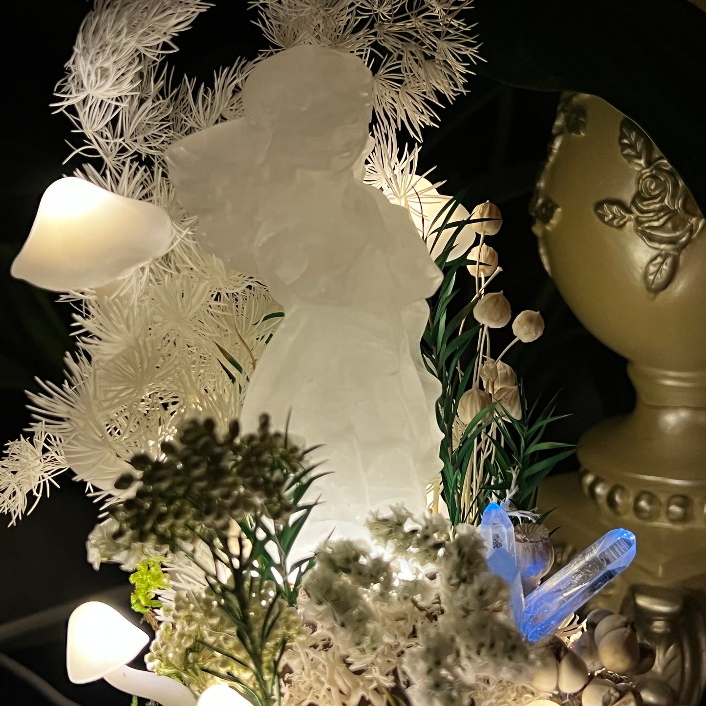 Eternal Light Guardian: Clear Quartz Angel & Mushroom Forest Preserved Flower Night Light